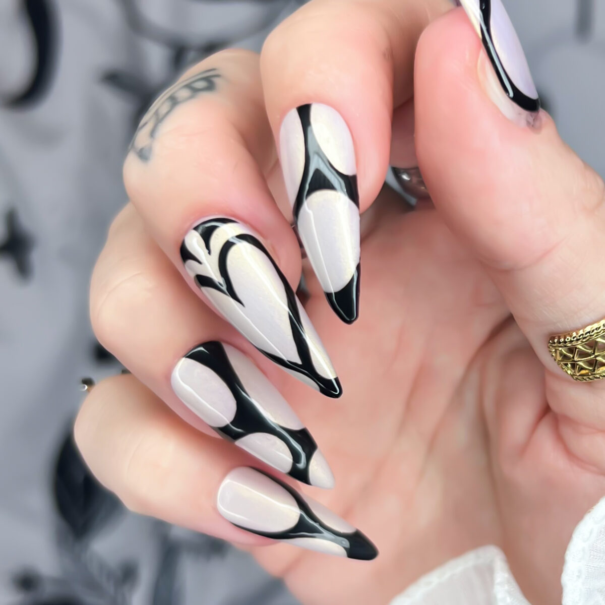 goth-alt-valentines-press-on-nails-y2k-emo-chrome-black-heart (4)