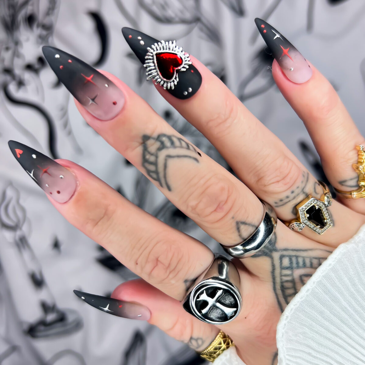 goth-alt-valentines-press-on-nails-black-red-hearts-ombre (2)