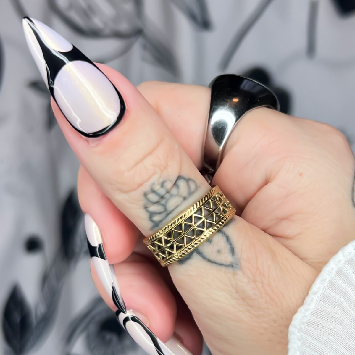 goth-alt-valentines-press-on-nails-y2k-emo-chrome-black-heart (1)