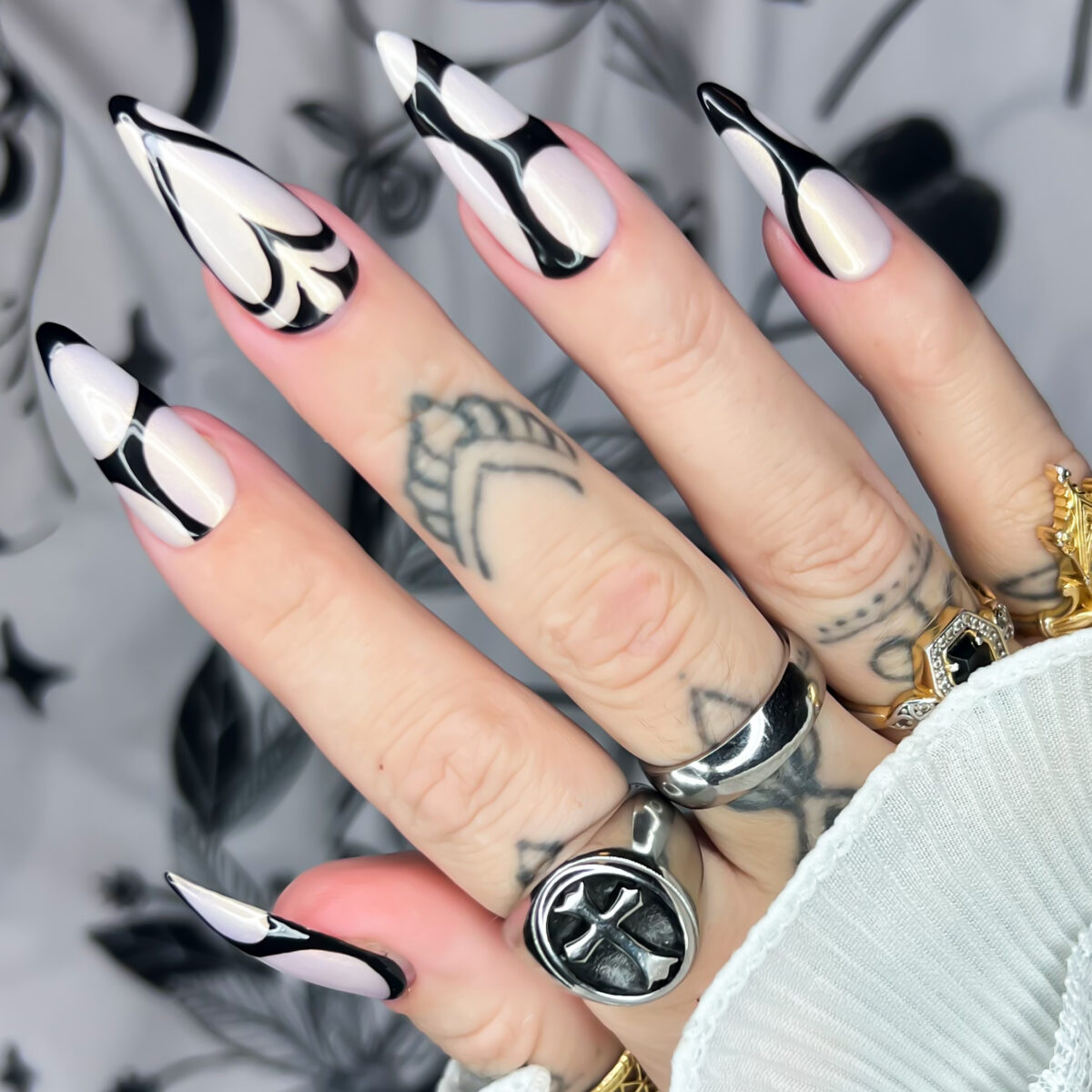 goth-alt-valentines-press-on-nails-y2k-emo-chrome-black-heart (2)