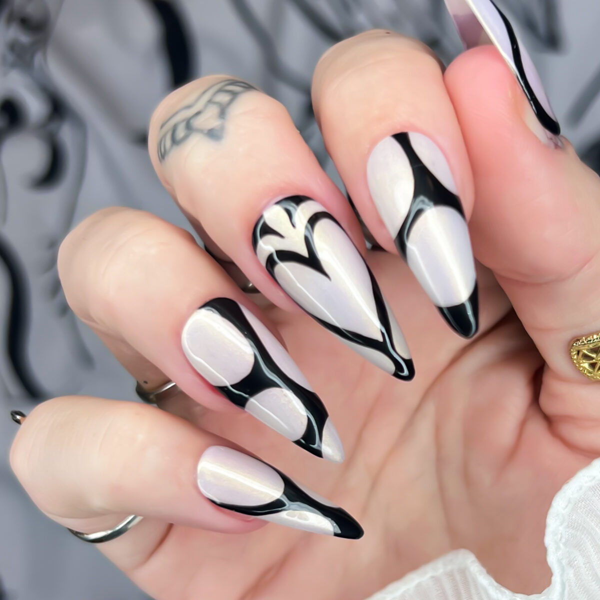 goth-alt-valentines-press-on-nails-y2k-emo-chrome-black-heart (3)