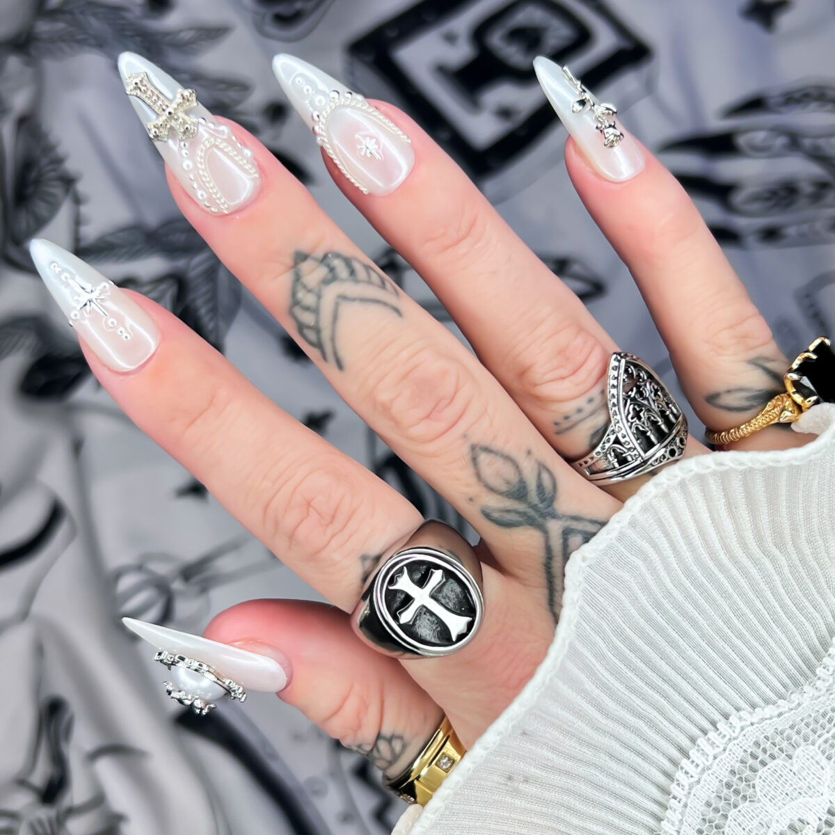 silver-white-gothic-soul-of-stevie-alternative-goth-witchy-nails (4)