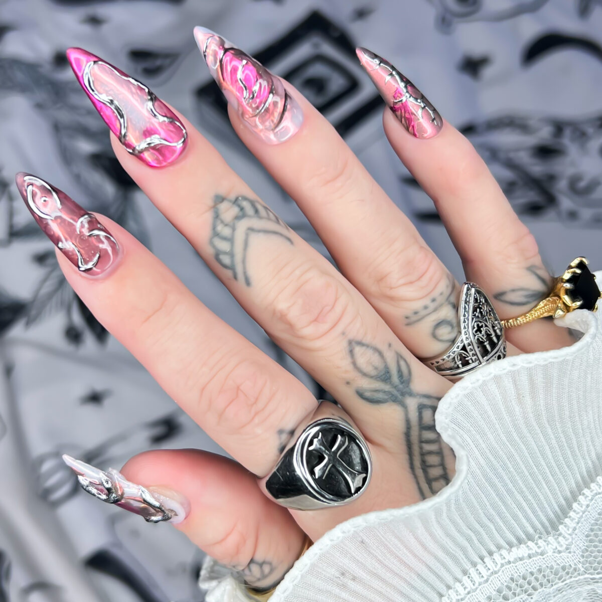 y2k-cybergoth-goth-alternative-pink-silver-nails-soul-of-stevie (3)